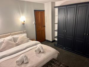 سرير أو أسرّة في غرفة في Cozy 3 Bed Home in Halifax with Secure Parking - Long & short stays welcome!