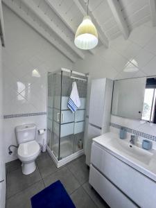 ラジェス・ド・ピコにあるCantinho dos Cagarrosのバスルーム(トイレ、シャワー、シンク付)