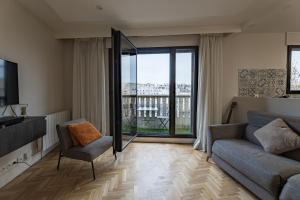 uma sala de estar com um sofá e uma janela em Place du Général Leclerc à Saint-Mandé PARIS - 3P em Saint-Mandé
