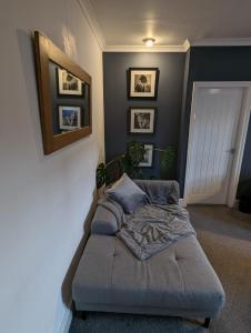 un dormitorio con una cama en una habitación en Avon’s Rest, en Stratford-upon-Avon