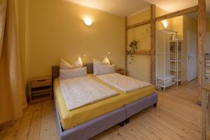 a bedroom with a large bed in a room at Gästehaus Villa Fliedner - Das Kutscherhaus 