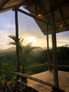 una terraza de madera con vistas a las montañas en La Mona Eco Cabins, en Palomino