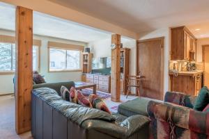 Posezení v ubytování Sage Road Condo 320 - Private Sauna, Walk to Bald Mt Skiing, Bunks for Kids