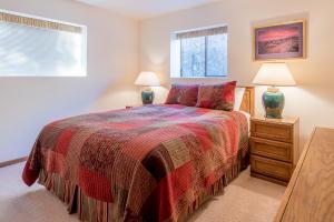 Ένα ή περισσότερα κρεβάτια σε δωμάτιο στο Sage Road Condo 320 - Private Sauna, Walk to Bald Mt Skiing, Bunks for Kids