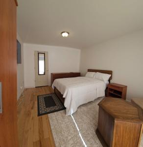 sypialnia z białym łóżkiem i drewnianą podłogą w obiekcie Traveler's Lodge In Newark City w mieście Newark