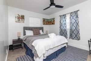 Luxury Tampa home King bed 4BR في تامبا: غرفة نوم بسرير ومروحة سقف