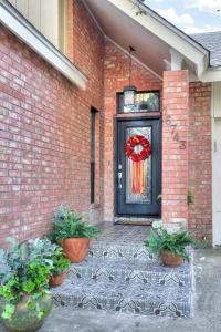 a black door with a wreath on it at Antlers - A Birdy Vacation Rental in San Antonio