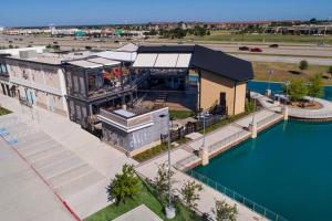 una vista aérea de un edificio junto a un cuerpo de agua en Sophisticated Minimalist Modern Home w/pool and spa, en The Colony