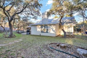 una casa blanca con árboles en el patio en Antlers - A Birdy Vacation Rental en San Antonio