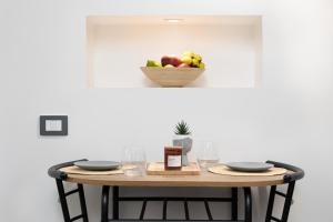una mesa con un bol de manzanas y una cesta de fruta en Balcescu Residence, en Brasov