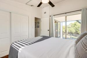 um quarto branco com uma cama e uma janela em Awesome Canyon Lake Home Rooftop Deck and Fire Pit! em Canyon Lake