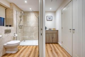 uma casa de banho com um chuveiro, um WC e uma banheira em Luxury Stockton Studio Rooms, Free WiFi & Parking 