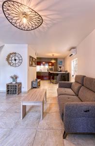 a living room with a couch and a table at Coquette Maison de Village in Maillane