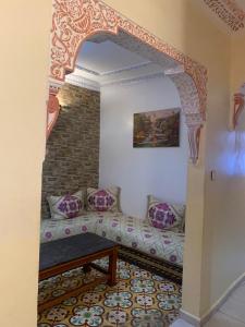 um quarto com um sofá com almofadas em dream house sebanine em Chefchaouen