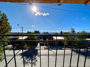馬拉圭的住宿－Valles del Sur - Malargüe，房屋的阳台享有风景。
