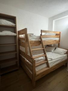 1 Schlafzimmer mit 2 Etagenbetten in einem Zimmer in der Unterkunft Apartmani Andjela in Jahorina