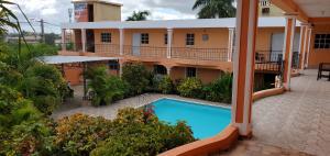 una vista aérea de un hotel con piscina en Apartahotel Next Nivel, en Punta Cana