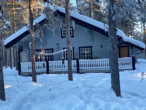 una cabaña en el bosque en la nieve en Fjällstuga i avskildhet en Idre