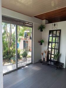 Zimmer mit einer Veranda mit Schiebetüren und Pflanzen in der Unterkunft Casa ALGABELLA in Ángeles