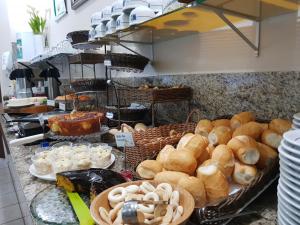 a bakery with bread and pastries on a counter at Hotel Minastur in Capitólio