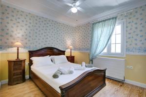 1 dormitorio con 1 cama con toallas en Elite Escape, en Tsoukaladhes