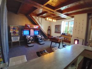 einen Blick über ein Zimmer mit zwei Arcade-Spielen in der Unterkunft Des Beaux Instants in Soulosse-sous-Saint-Élophe