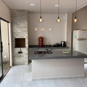 uma cozinha com balcão e geladeira em Mig 1 em Pirenópolis