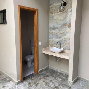 um banheiro com pia e vaso sanitário em Mig 1 em Pirenópolis