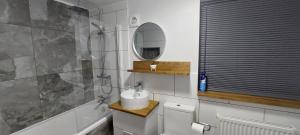 Un baño con lavabo, inodoro y espejo. en Hull 3Bed House-Driveway-Garden-FamilyFriendly, en Hull 16 fotos más