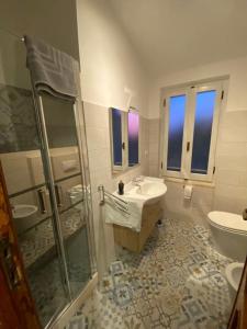 La salle de bains est pourvue d'une douche, d'un lavabo et de toilettes. dans l'établissement Villa Silmar, à Capitana