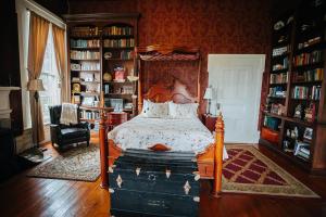 Schlafzimmer mit einem Bett mit einem Kopfteil aus Holz in der Unterkunft Maple Hill Manor Bed & Breakfast in Springfield