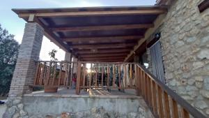 里奧帕爾的住宿－Casa Rural La Carrasca，建筑一侧的木甲板