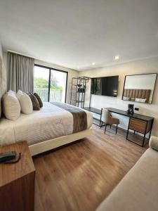 Habitación de hotel con cama y escritorio en Meson del Valle en Zamora de Hidalgo