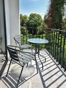 patio ze stołem i krzesłami na balkonie w obiekcie Meson del Valle w mieście Zamora de Hidalgo