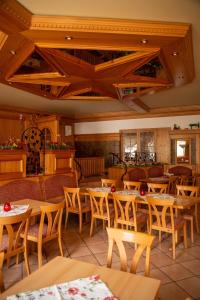 ein Esszimmer mit Holztischen und -stühlen in der Unterkunft Gasthaus zum Odenwald 