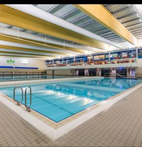 uma grande piscina interior com água azul em Etihad Stadium, Coop Live Arena Manchester em Manchester