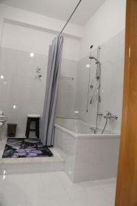 马扎拉德尔瓦洛AFFITTACAMERE DA CICCIO的带浴缸、淋浴和凳子的浴室 更多21张照片