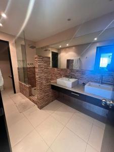 baño con 2 lavabos y espejo grande en Playa Blanca Edificio Founders 3, en Playa Blanca