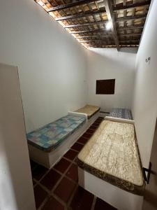 três camas num quarto com tecto em Casa de praia em camurupim em Nísia Floresta