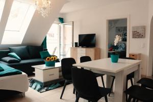 salon ze stołem i kanapą w obiekcie Aparthotel Vienna Airport w mieście Himberg