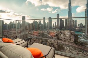杜拜的住宿－Prime Retreats @ Burj Royale By Emaar，从大楼欣赏到城市天际线的景色