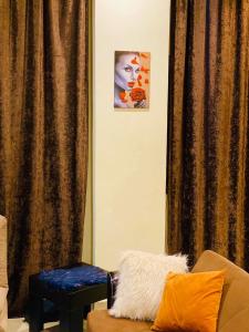 - un salon avec un canapé et une photo sur le mur dans l'établissement شقه مفروشه للإيجار تفرعات شارع مكرم عبيد مدينه نصر, au Caire