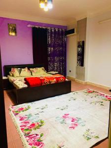 1 dormitorio con 2 camas y una alfombra grande en شقه مفروشه للإيجار تفرعات شارع مكرم عبيد مدينه نصر, en El Cairo