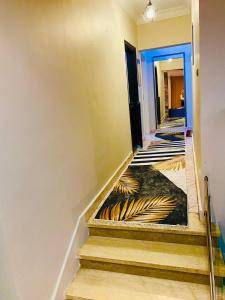 un couloir avec des escaliers et une porte bleue dans l'établissement شقه مفروشه للإيجار تفرعات شارع مكرم عبيد مدينه نصر, au Caire