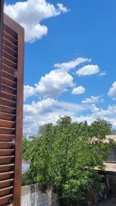 widok na drzewo i niebieskie niebo z chmurami w obiekcie Hostería Despeñaderos 