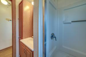 y baño con ducha y lavamanos. en Quaint Youngstown Home about 2 Mi to Boardman Park!, en Youngstown