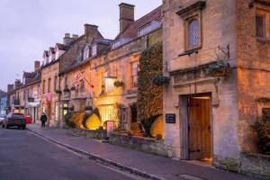 een straat met gebouwen in een stadsstraat bij The Bolt Hole, Cotswold Cottage, Moreton-In-Marsh in Moreton in Marsh