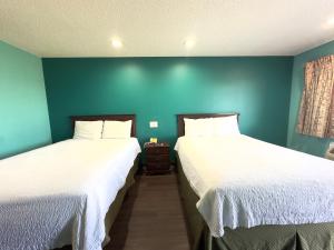 Una cama o camas en una habitación de Razorback Inn
