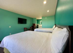 מיטה או מיטות בחדר ב-Razorback Inn