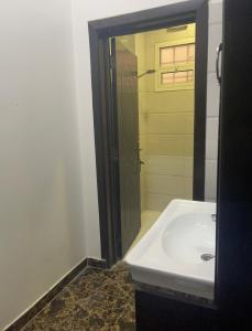 uma casa de banho com um lavatório branco e um chuveiro em شقة غرفتين نوم و دورة مياه و صاله كبيره ومطبخ حي الرمال بالرياض em Riyadh